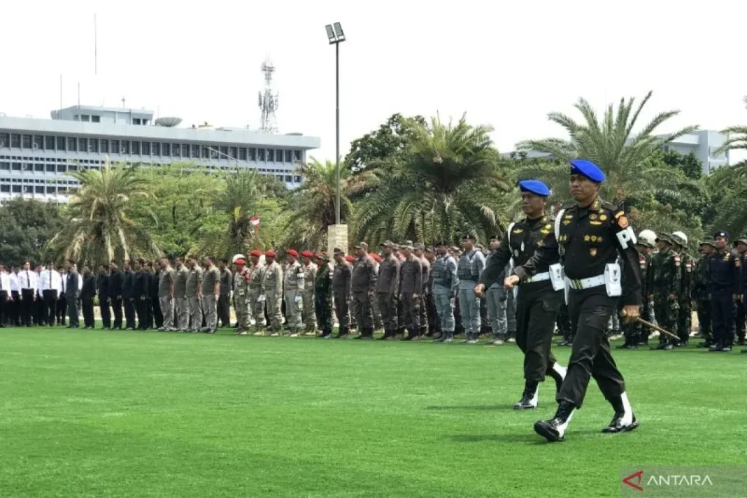 Komandan Pusat Polisi Militer Danpuspom TNI Mayjen TNI Yusri Nuryanto memeriksa pasukan saat Apel Gelar Pasukan Penegakan Hukum Tahun 2024 di Lapangan PRIMA, Mabes TNI, Cilangkap, Jakarta, Rabu