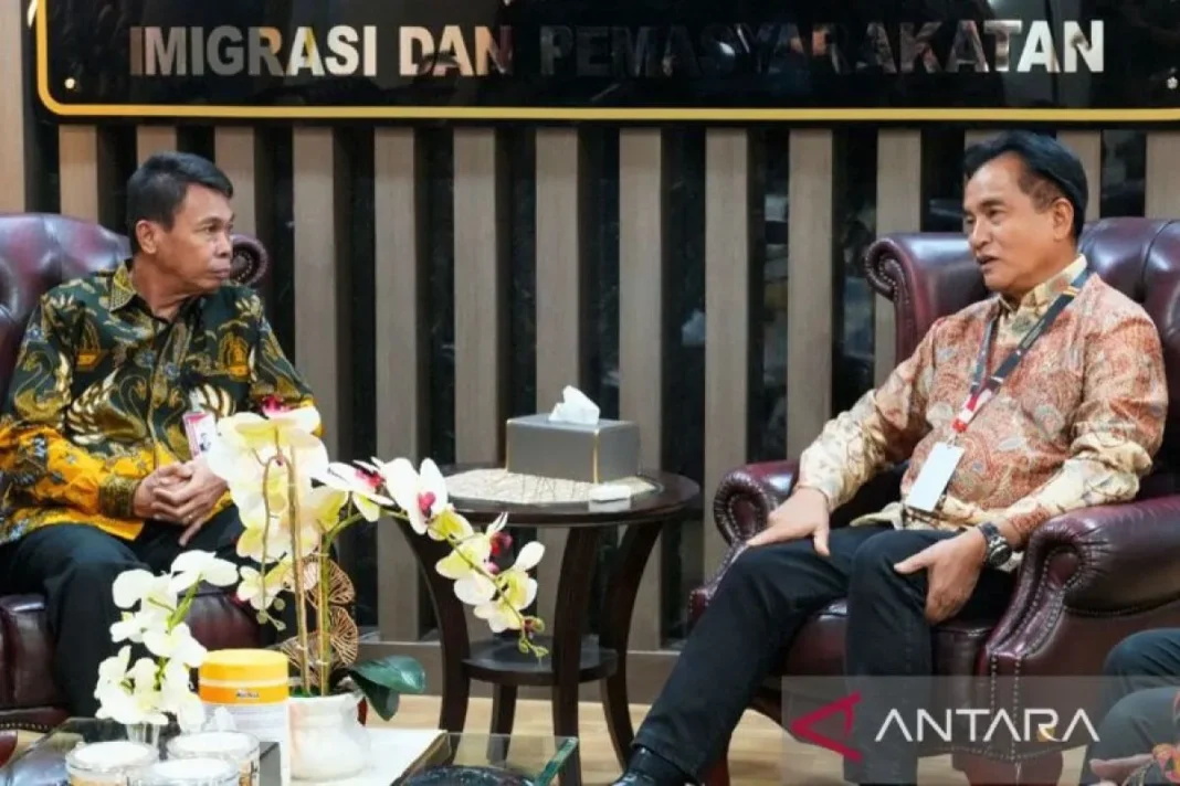 Menko Kumham Imipas Yusril Ihza Mahendra (kanan) saat menerima kunjungan pimpinan Komisi Pemberantasan Korupsi (KPK), di Jakarta, Kamis