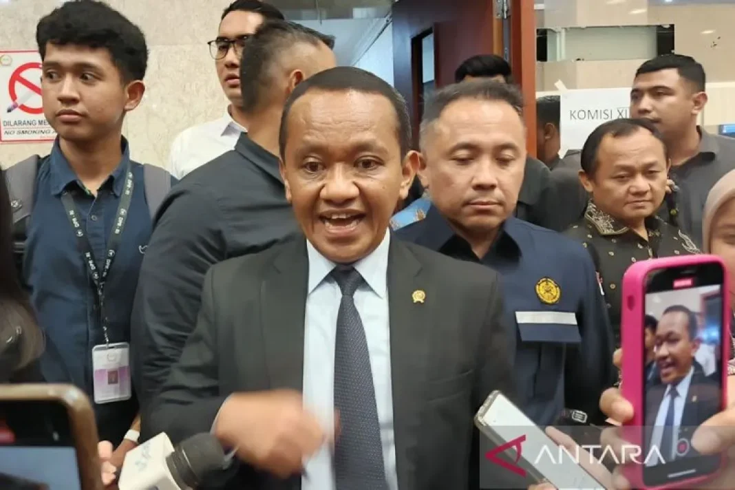 Menteri ESDM Bahlil Lahadalia ditemui usai melakukan rapat dengan Komisi XII DPR RI di Jakarta, Rabu