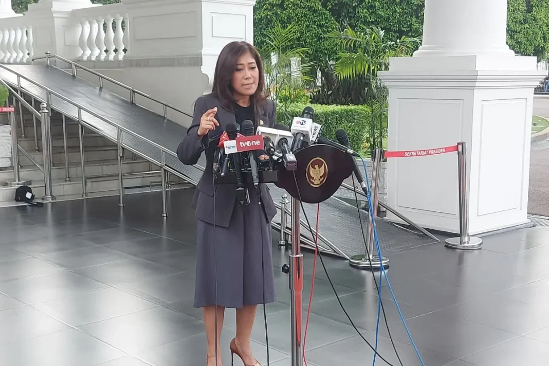 Menteri Komunikasi dan Digital Meutya Hafid saat menyampaikan keterangan di Kompleks Istana Kepresidenan, Jakarta, Jumat