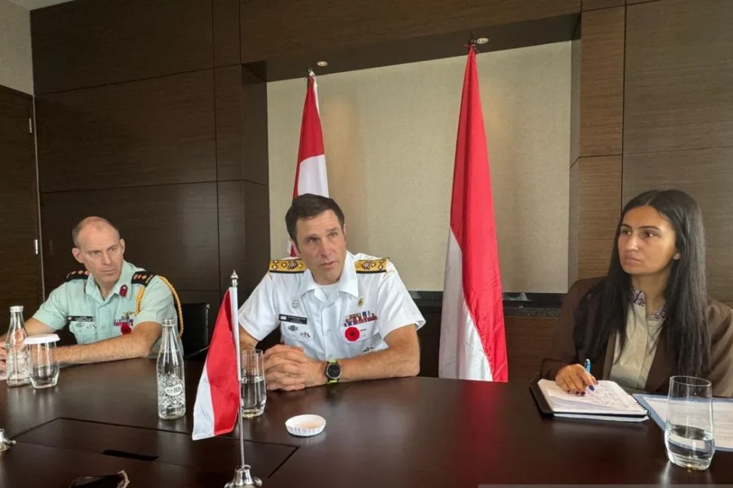 Panglima Angkatan Laut Kanada Laksamana Muda Angus Tophsee (tengah) dan Atase Pertahanan Kanada untuk Indonesia Kolonel Stewart Taylor (kiri) dalam jumpa pers di Jakarta, Jumat