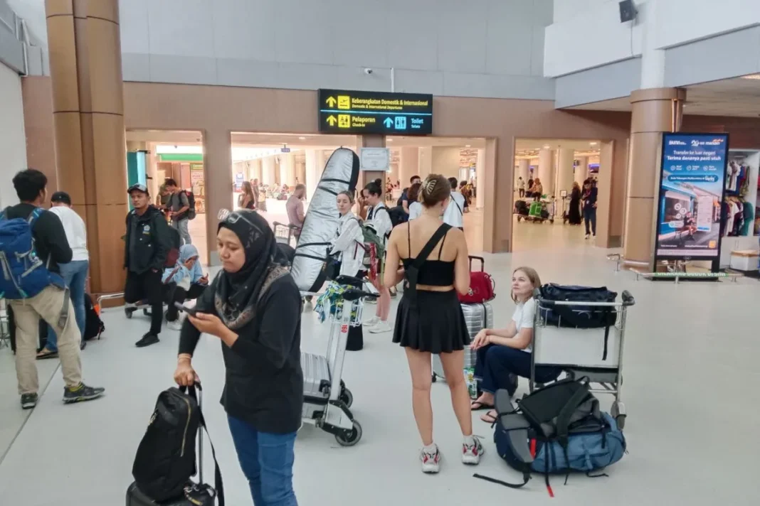 Penumpang di Bandara Lombok, Nusa Tenggara Barat belum berangkat, karena penerbangan dibatalkan dampak letusan gunung Lewotobi Laki-Laki Kabupaten Flores, Nusa Tenggara Timur, Rabu