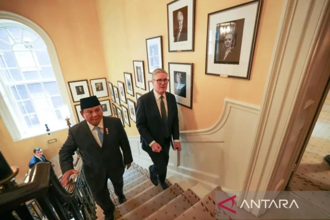 Perdana Menteri Inggris Keir Starmer bersama Presiden Prabowo Subianto di Downing Street, Inggris, Kamis