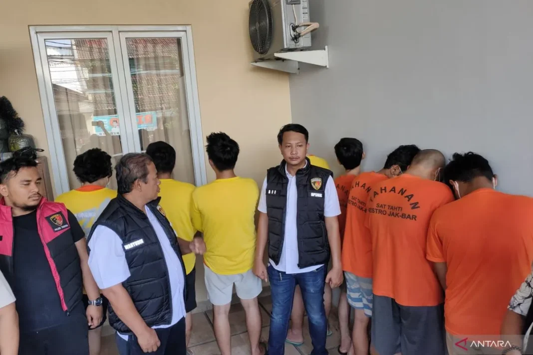 Polisi menggerebek bisnis gelap penampungan dan penyewaan rekening judi dalam jaringan internasional di sebuah rumah di Perumahan Cengkareng Indah Blok AB, Kapuk, Cengkareng, Jakarta Barat pada Jumat