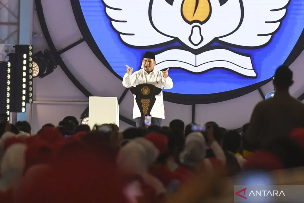 Presiden Prabowo Subianto menyampaikan pidato pada puncak peringatan Hari Guru Nasional 2024 di Jakarta International Velodrome, Jakarta, Kamis