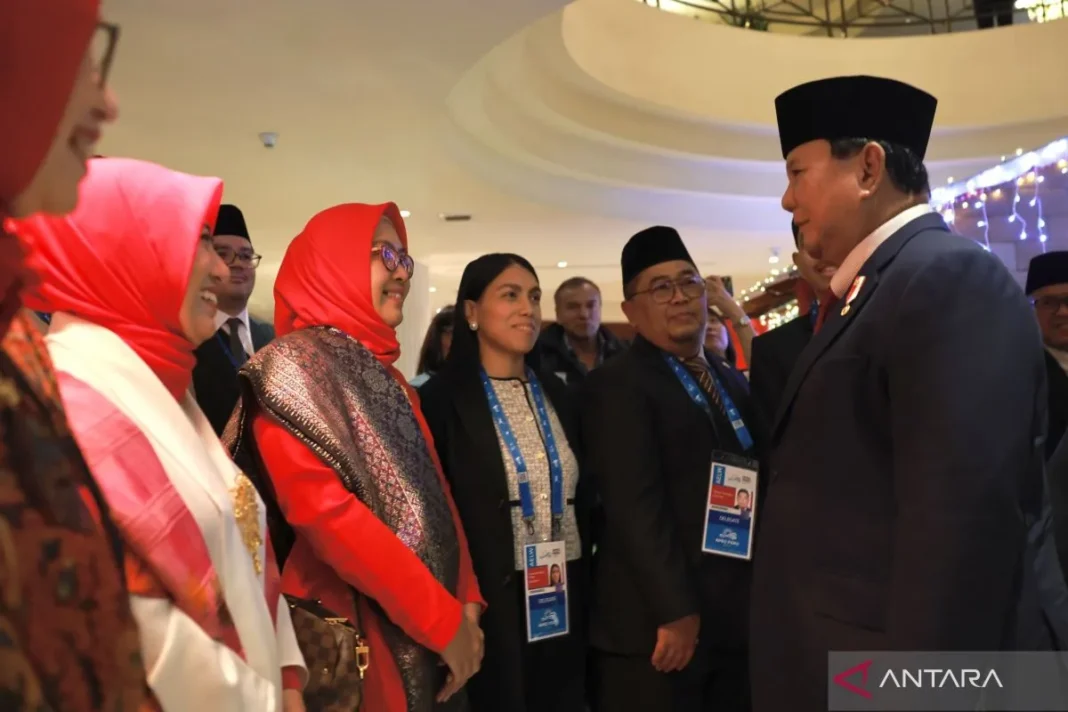Presiden Prabowo Subianto saat berdialog dengan para ibu Dharma Wanita Persatuan KBRI Peru di Lima, Peru, Rabu