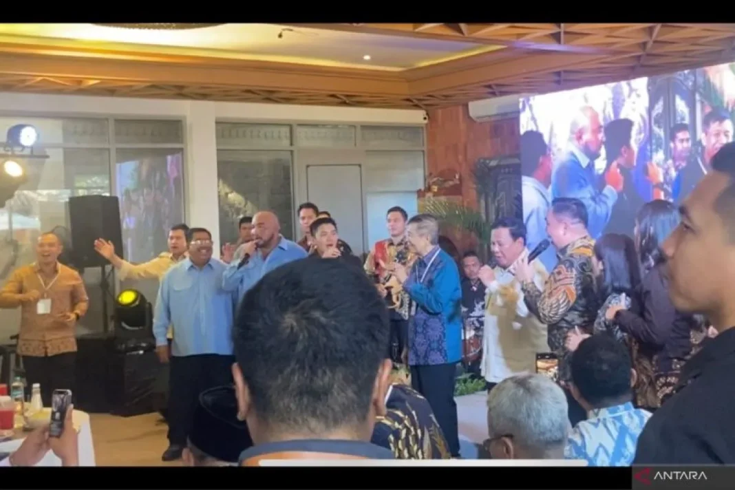 Presiden Prabowo Subianto saat nyanyi bersama paslon Pilkada Bali Made Muliawan Arya, De Gadjah dan Putu Agus Suradnyana di Denpasar, Minggu