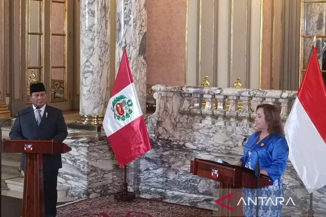 Presiden RI Prabowo Subianto bertemu dengan Presiden Peru Dina Boluarte di Istana Palacio de Gobierno, Lima, Peru