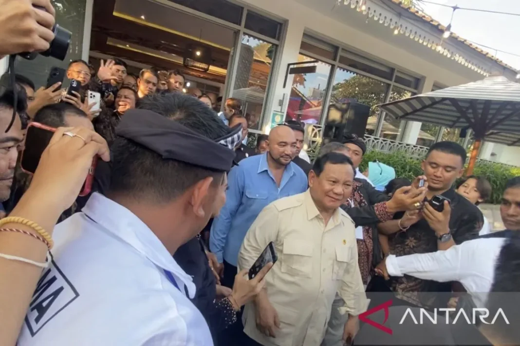 Presiden RI Prabowo Subianto saat menyapa masyarakat di sela makan siang di Denpasar, Bali, Minggu