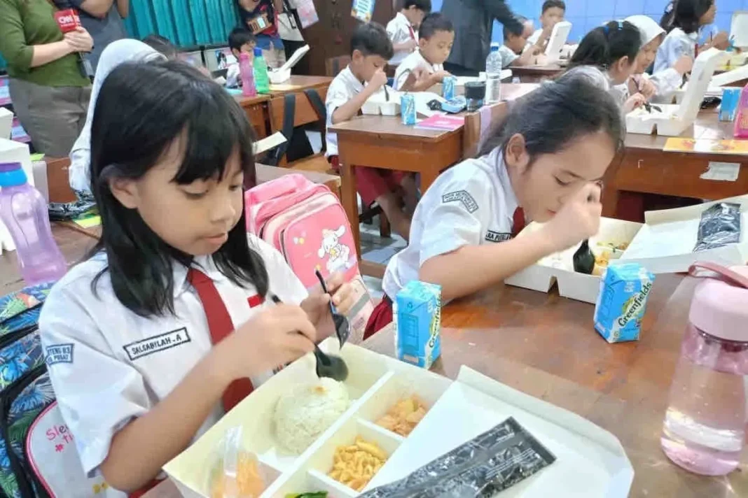 Siswa menyantap makanan saat pelaksanaan uji coba makan bergizi gratis di Sekolah Dasar Negeri