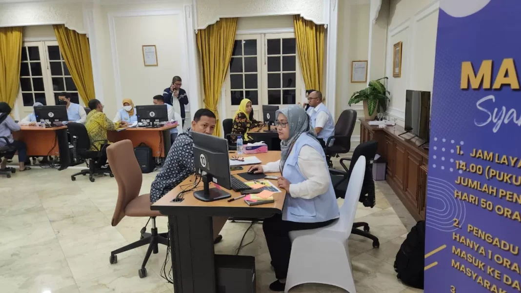 Suasana layanan Lapor Mas Wapres di kantor Istana Wapres, Jalan Kebon Sirih, Jakarta Pusat, Senin