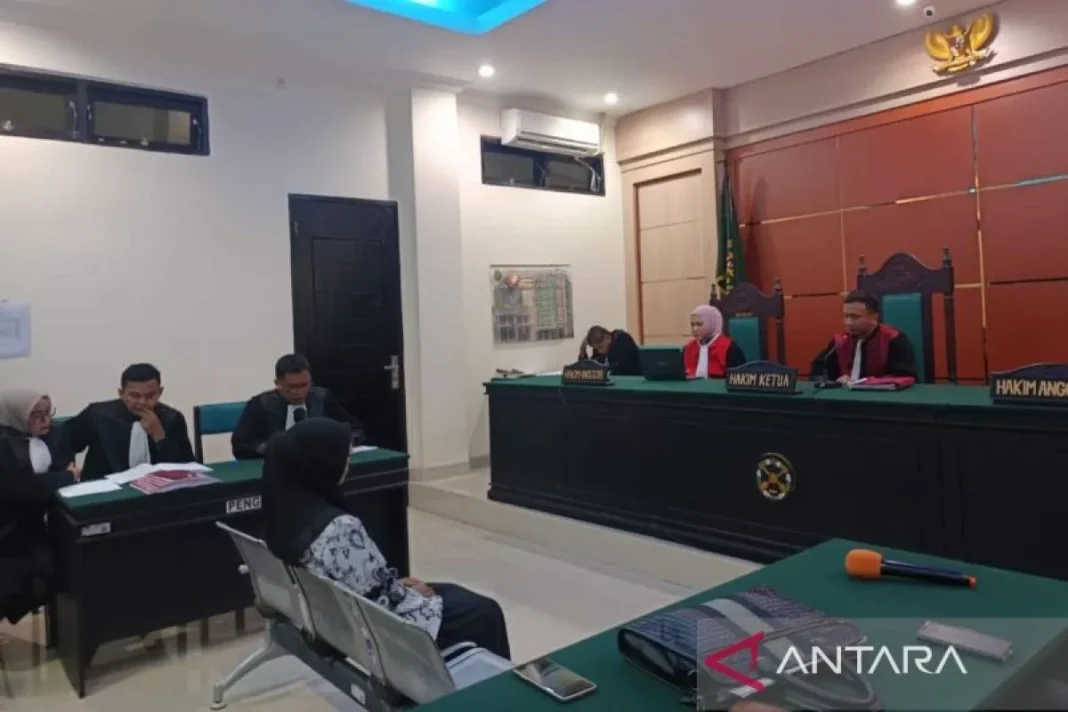 Suasana sidang terdakwa Guru SD Negeri 4 Baito dengan agenda pembacaan tuntutan, di Pengadilan Negeri Andoolo, Konsel, Senin.
