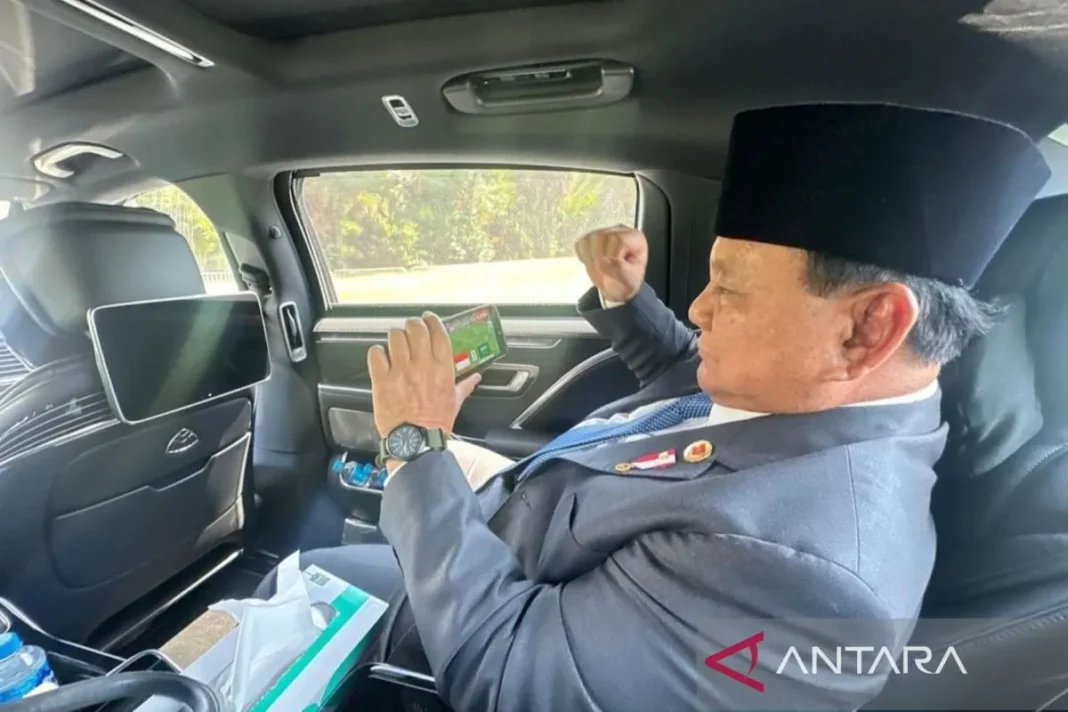 Tangkapan layar, Presiden Prabowo Subianto menyaksikan melalui telepon genggam, laga timnas Indonesia saat melawan Arab Saudi di Stadion Utama Gelora Bung Karno, Jakarta, Selasa