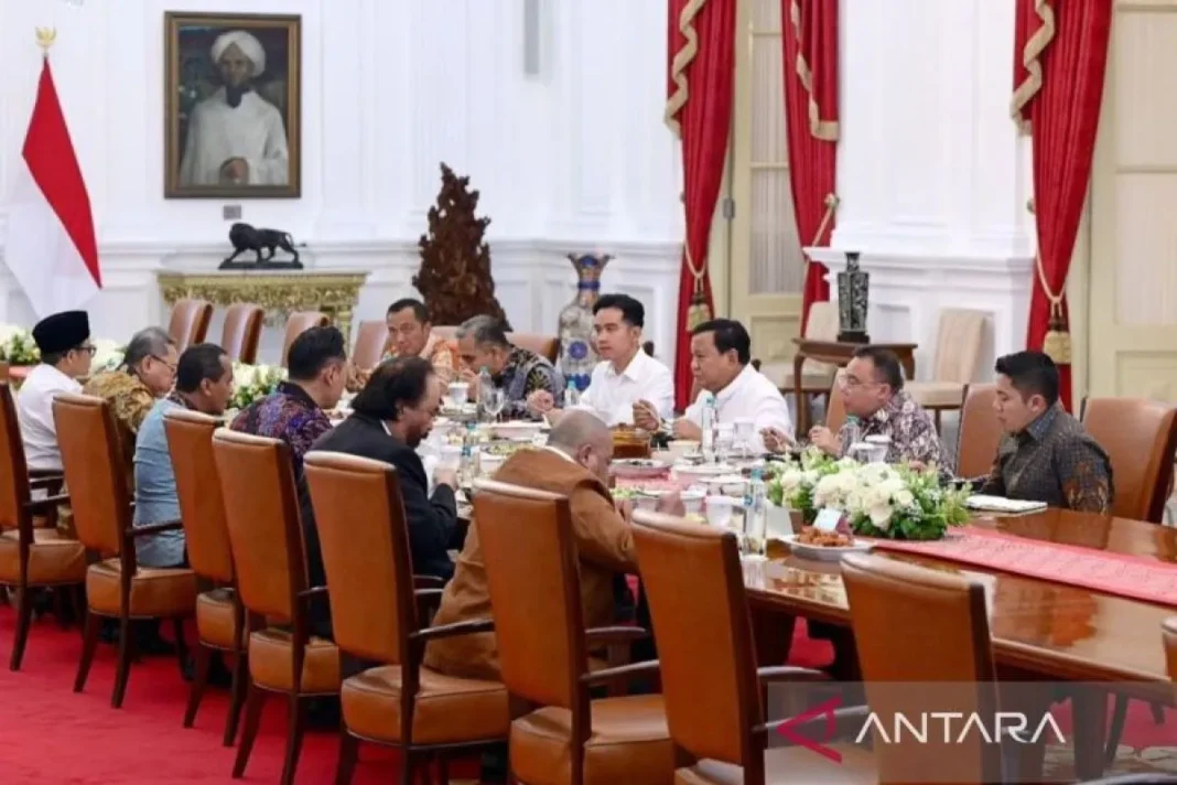 Tangkapan layar foto Presiden Prabowo Subianto dan Wapres Gibran Rakabuming Raka dalam pertemuan dengan pimpinan partai politik di Istana Merdeka, Jakarta, Jumat