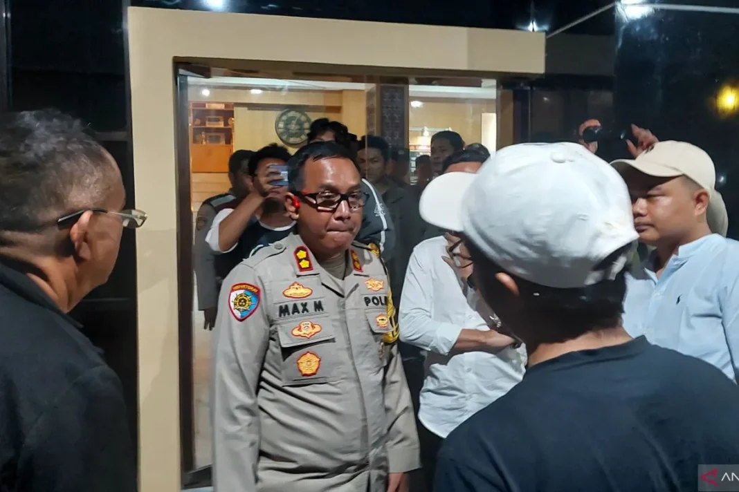 Tim hukum Pasangan calon Gubernur Bengkulu nomor urut 2 Rohidin Mersyah-Meriani mendatangi Mako Polresta Bengkulu meminta bertemu dengan Rohidin Mersyah yang diperiksa KPK, di Bengkulu, Minggu.