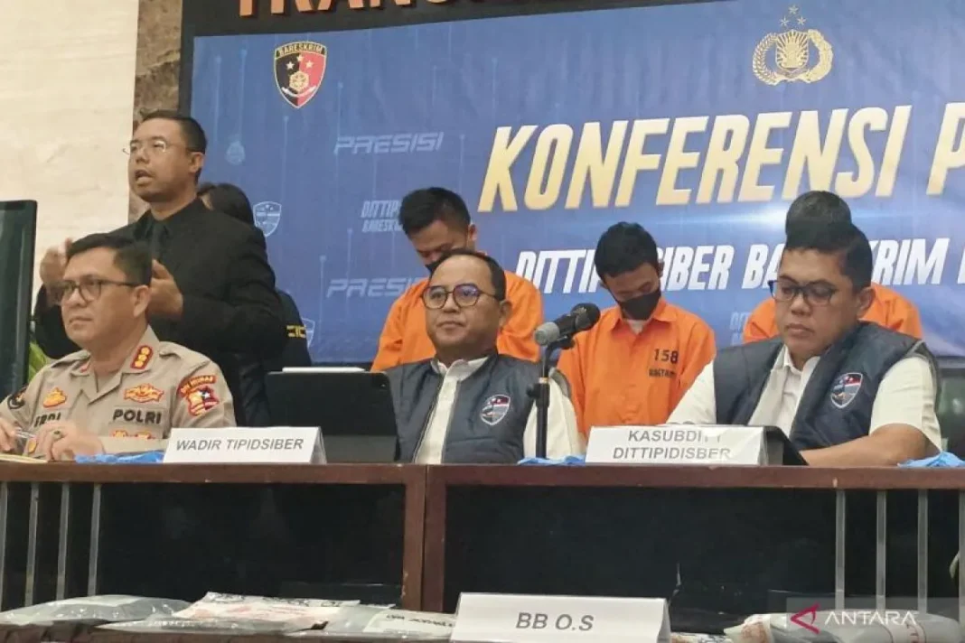 Wakil Dirtipidsiber Kombes Pol. Dani Kustoni dalam konferensi pers kasus penyebaran video porno anak di Gedung Bareskrim Polri, Jakarta, Rabu