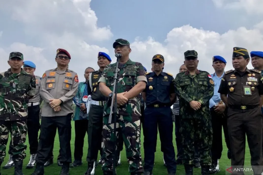 Wakil Irjen TNI Mayjen TNI Alvis Anwar mengumumkan pembentukan Satgas Pencegahan, Pemantauan, dan Penindakan Pelanggaran Prajurit saat jumpa pers di Lapangan PRIMA, Mabes TNI, Cilangkap, Jakarta, Rabu