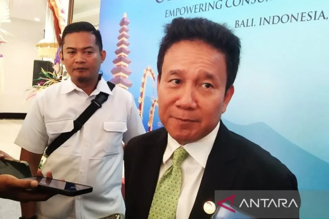 Wakil Ketua Dewan Komisioner OJK Mirza Adityaswara