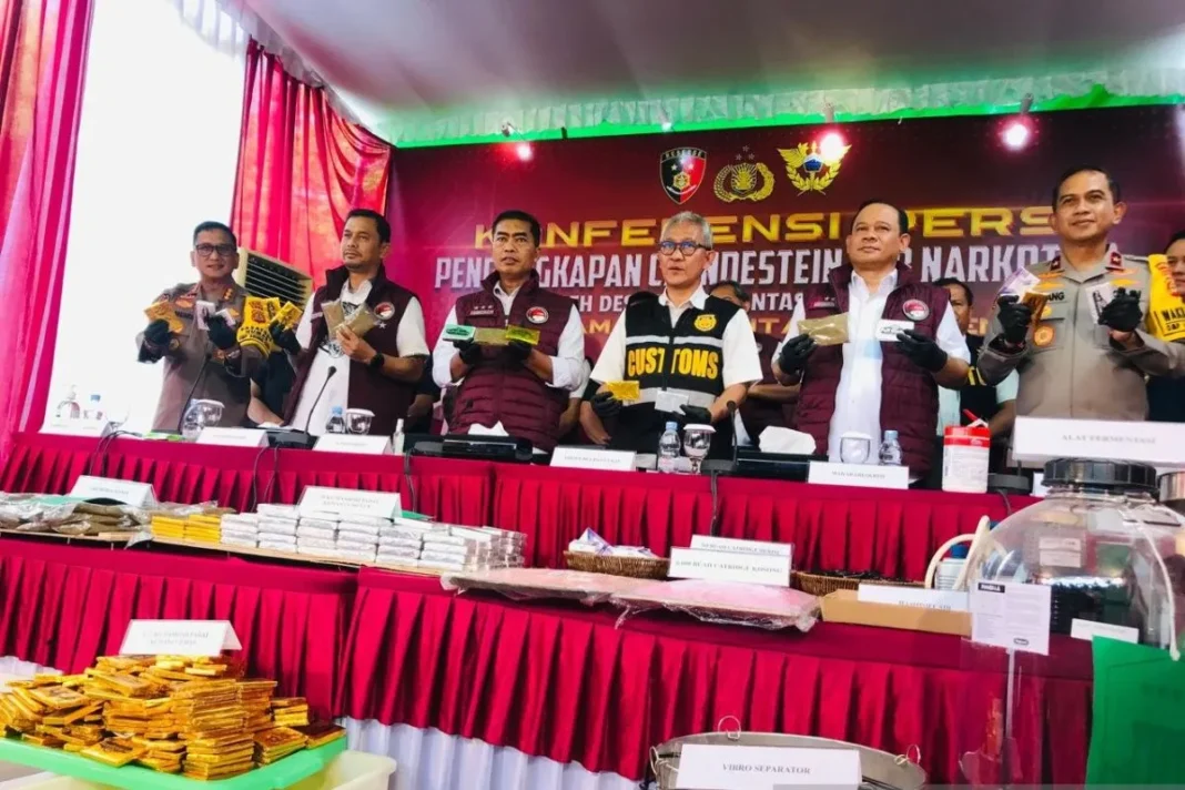a Kabareskrim Polri Komisaris Jenderal Polisi Wahyu Widada menunjukkan barang bukti narkotika dari laboratorium di sebuah vila di Uluwatu, Kabupaten Badung, Bali, Selasa