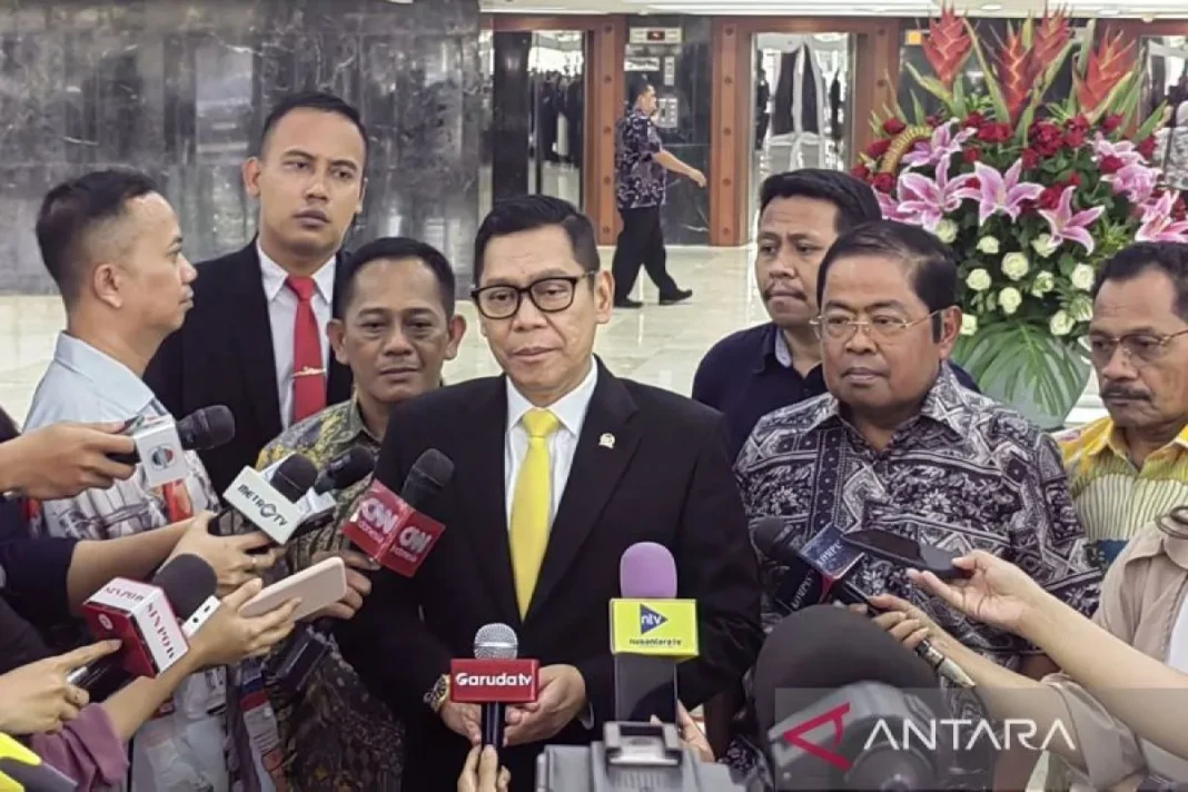 a Wakil Ketua DPR RI Adies Kadir di Kompleks Parlemen, Senayan, Jakarta, Selasa