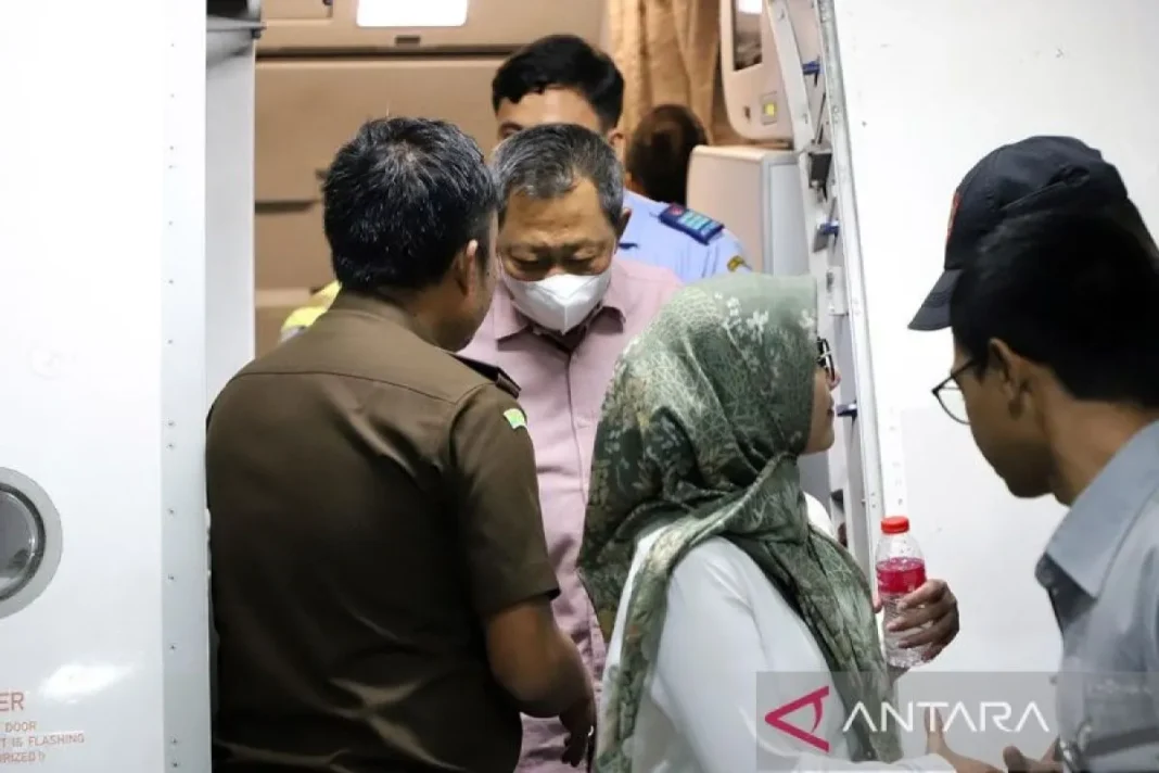 a hendry lie pulang diam diam