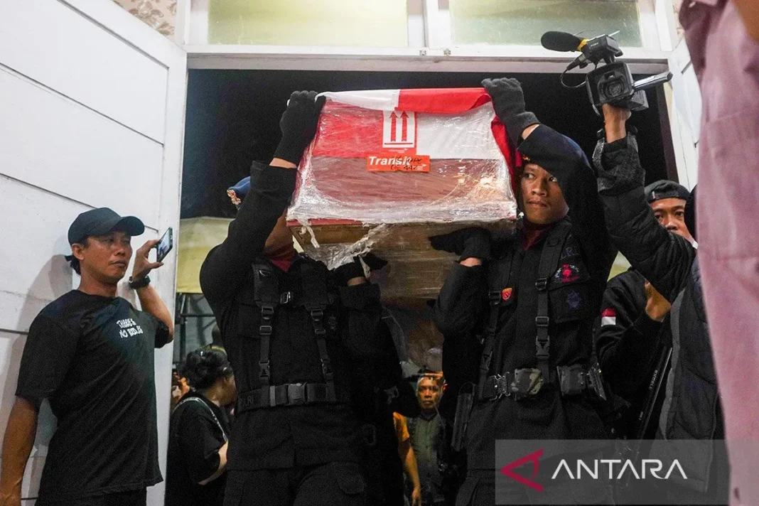 jenazah-akp-ryanto-ulil-tiba-di-rumah-duka-23112024-hs-3_1.jpg