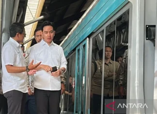 Wapres Tinjau Uji Coba Battery Tram Di Stasiun Purwosari