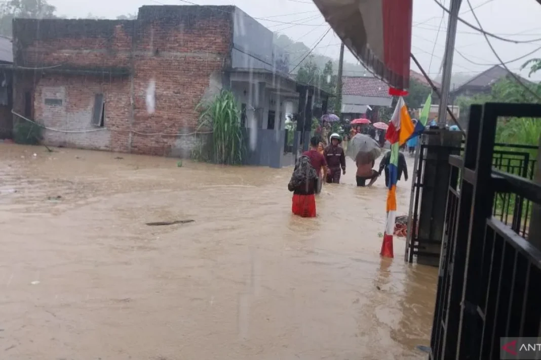Banjir yang melanda Kampung Mariuk, RT 01, RW 01, Desa Cidadap, Kecamatan Simpenan, Kabupaten Sukabumi, Jabar pada Rabu,
