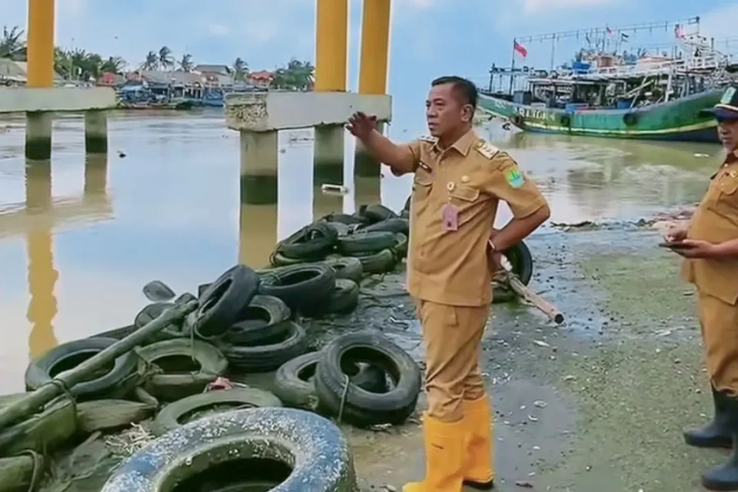 Bupati Karawang Aep Syaepuloh saat kunjungan ke wilayah pesisir utara Karawang terkait dengan terjadinya banjir rob di daerah tersebut.