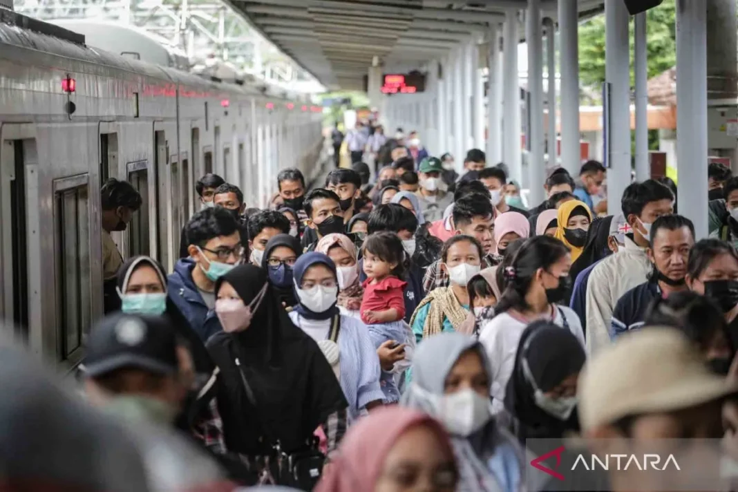Commuter Line beroperasi 24 jam di malam Tahun Baru 2025