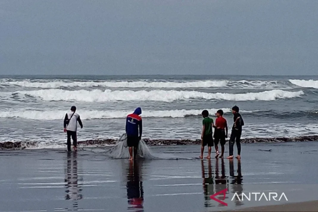 Gelombang tinggi di laut selatan Jabar-DIY pada 16-19 Desember