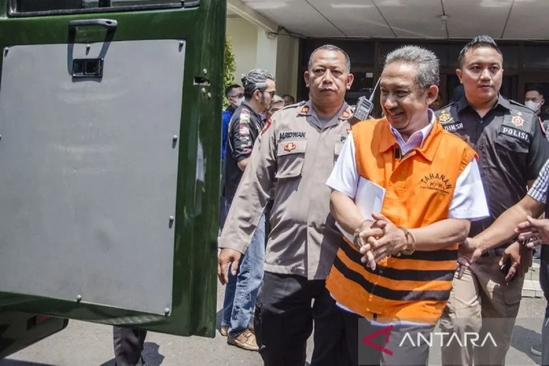 KPK periksa eks Wali Kota Bandung Yana Mulyana