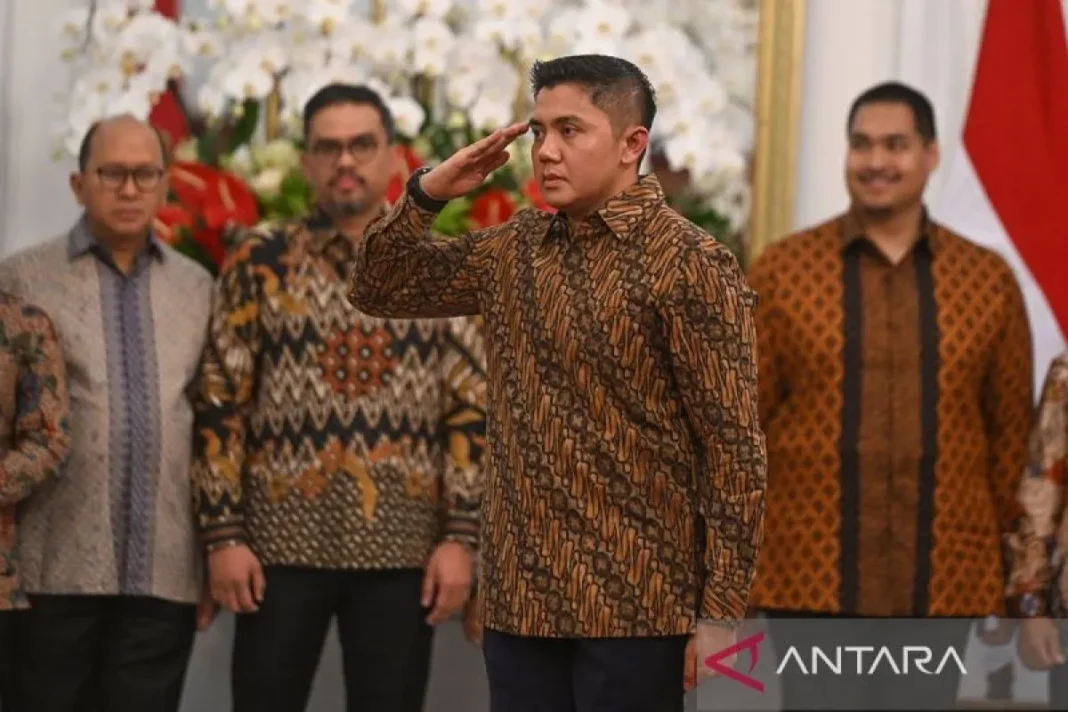 Mayor Teddy Indra Wijaya (kedua kanan) memberikan hormat kepada Presiden Prabowo Subianto saat pengumuman jajaran menteri Kabinet Merah Putih di Istana Merdeka, Jakarta, Minggu