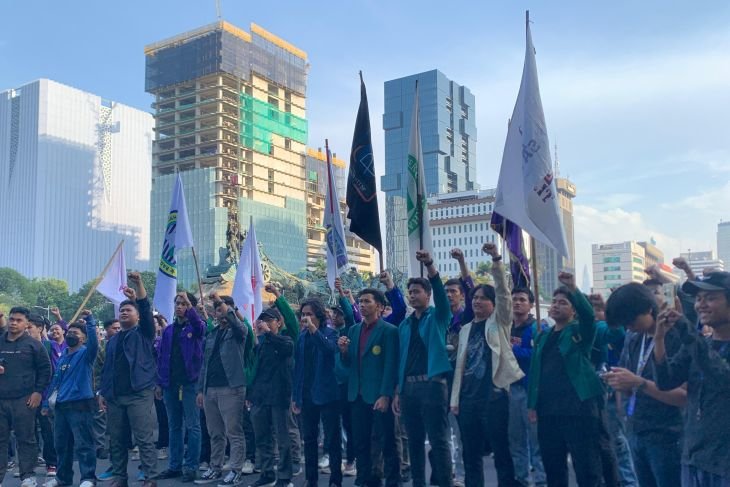 Persatuan Mahasiswa se-Jabodetabek dalam aksi penolakan kenaikan PPN 12 persen di sekitar kawasan Patung Kuda, Jakarta Pusat, Jumat