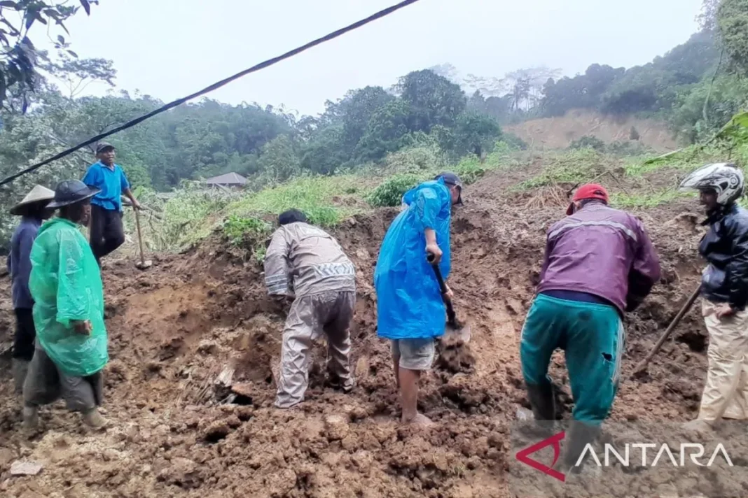Petugas gabungan yang dibantu warga saat mengevakuasi Jalan Raya Bagbagan-Kiaradua, Desa Loji, Kecamatan Simpenan, Kabupaten Sukabumi, Jabar yang tertimbun longsor pada Kamis,