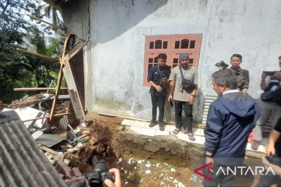 Pj Gubernur Jabar Bey Machmudin ketika meninjau lokasi pergerakan tanah di Desa Sukamulya, Kecamatan Cikembar, Kabupaten Sukabumi, Kamis