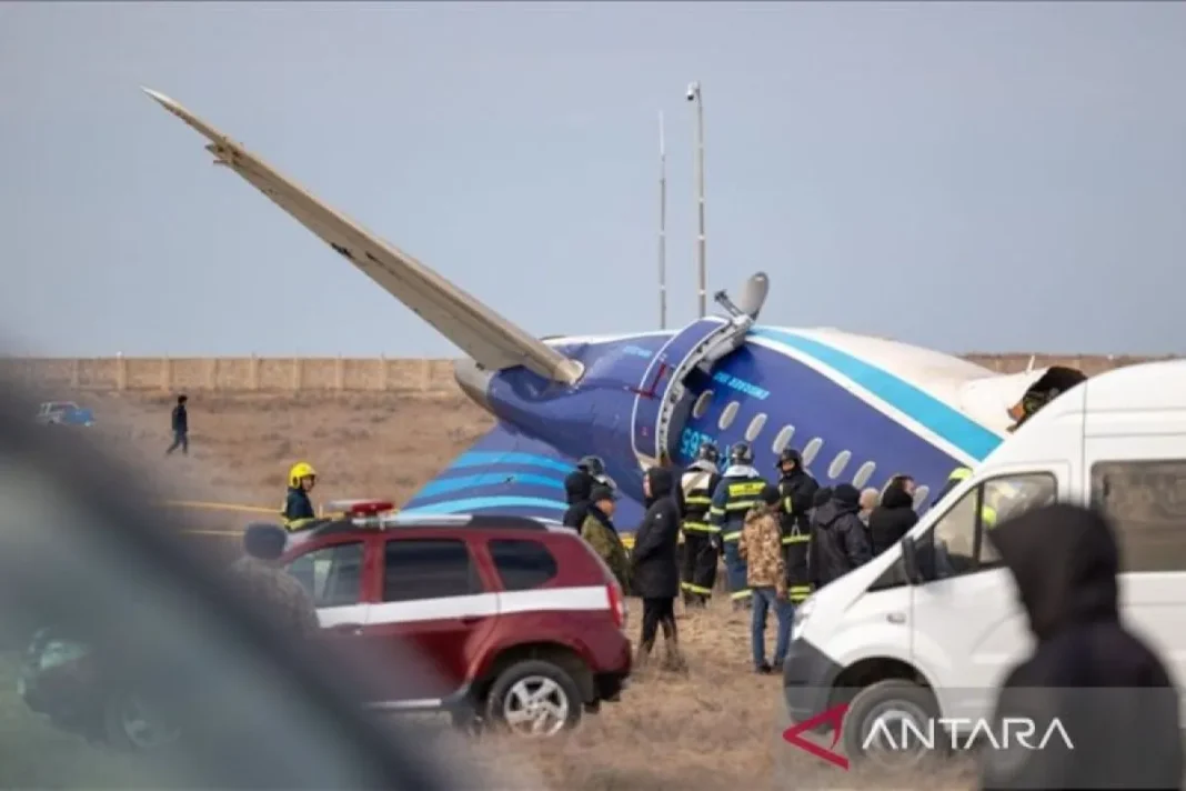 Sejumlah lubang di puing pesawat Azerbaijan Airlines memicu spekulasi