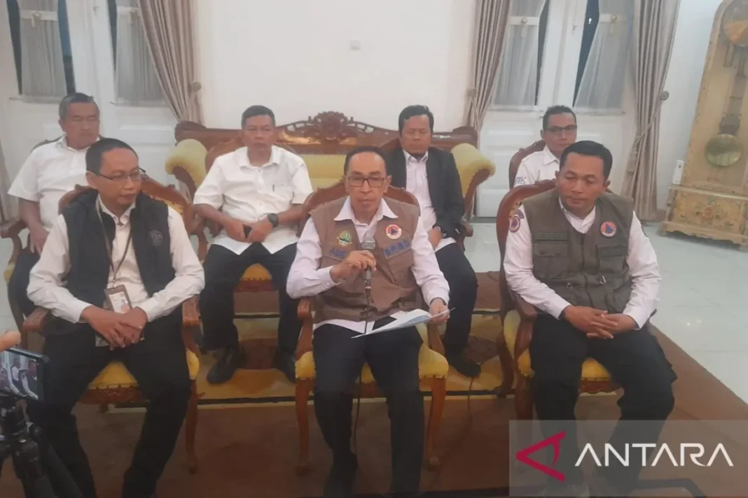 Sekda Kabupaten Sukabumi Ade Suryaman didampingi jajaran Pemkab Sukabumi serta BPBD Kabupaten Sukabumi