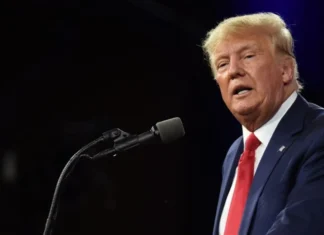 Trump: Barang China Akan Dikenakan Tarif Masuk 10 Persen Mulai Februari