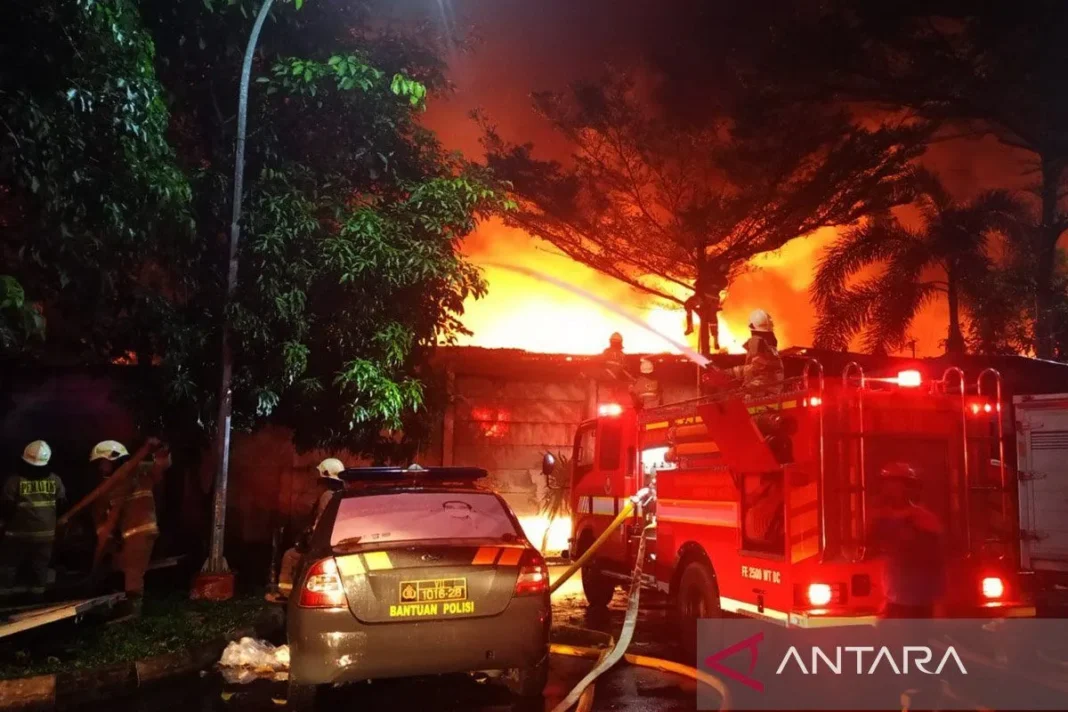 Kebakaran landa rumah di kawasan padat penduduk Kemayoran, 29 unit damkar dikerahkan
