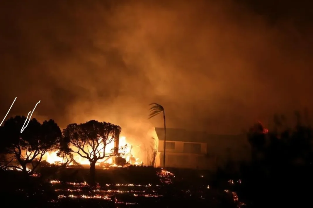 Sebuah rumah dilalap api saat terjadi kebakaran Palisades di Pacific Palisades, Los Angeles, California, Amerika Serikat, pada 7 Januari 2025.