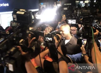 Tiba di Indonesia, Patrick Kluivert Disambut Suporter Timnas