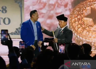 AHY Serahkan Tongkat Komando kepada Presiden Prabowo