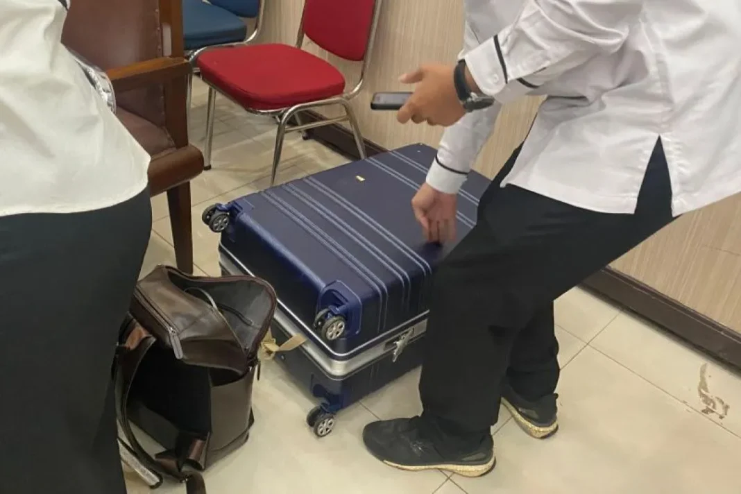 KPK bawa koper biru berisi bukti penetapan tersangka Hasto Kristiyanto