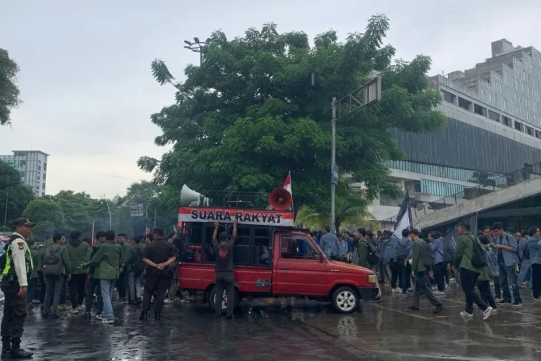 Ratusan mahasiswa long march dukung aksi Indonesia Gelap
