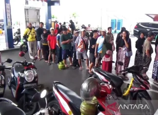 Warga Rela Antre di SPBU Fatmawati untuk Dapat Elpiji 3 Kg