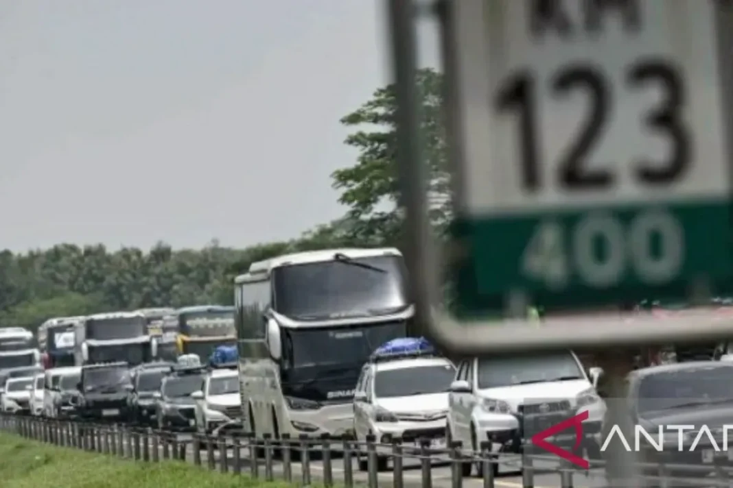 Arus mudik di Tol Cipali makin padat
