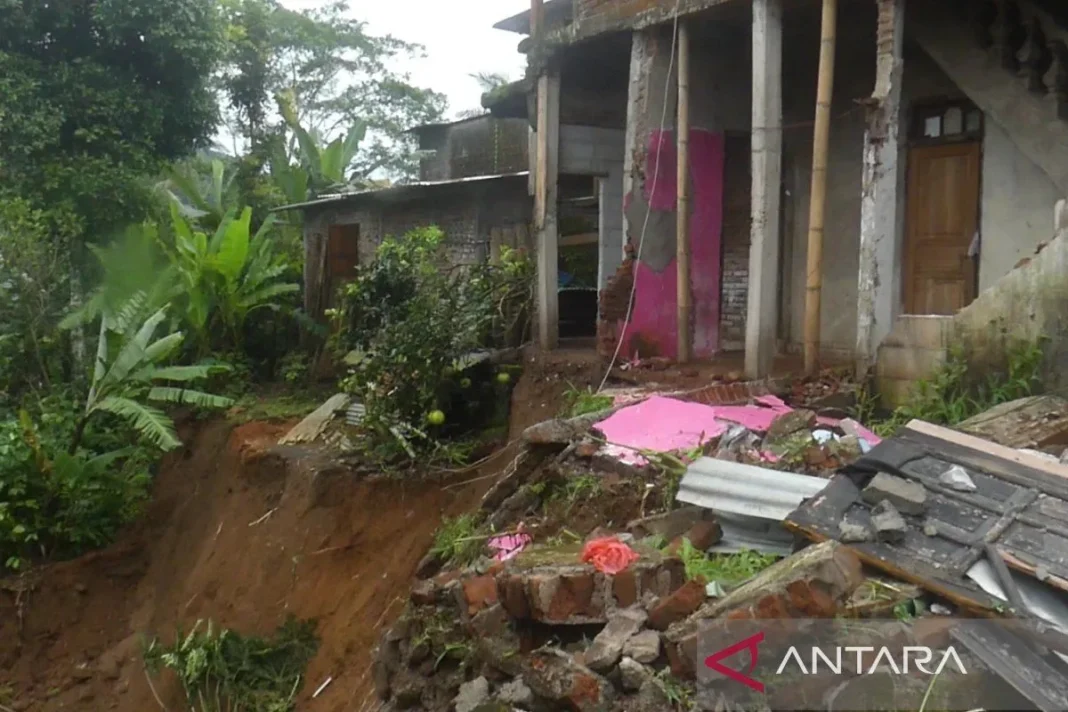 BPBD Tiga rumah rusak akibat longsor di Temanggung