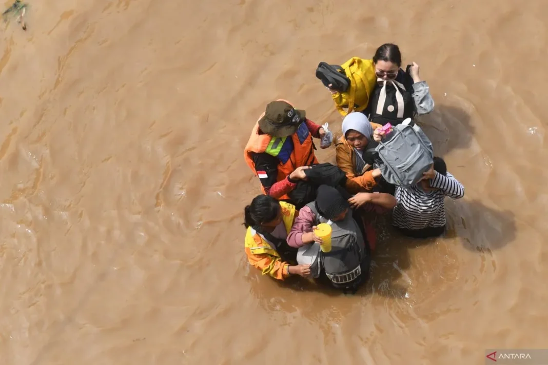 Banjir Jakarta meluas hingga merendam 34 RT di tiga wilayah