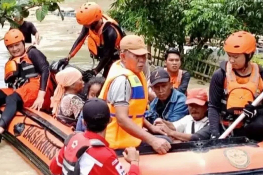 Empat desa di Karawang terisolasi akibat banjir setinggi 1,5 meter